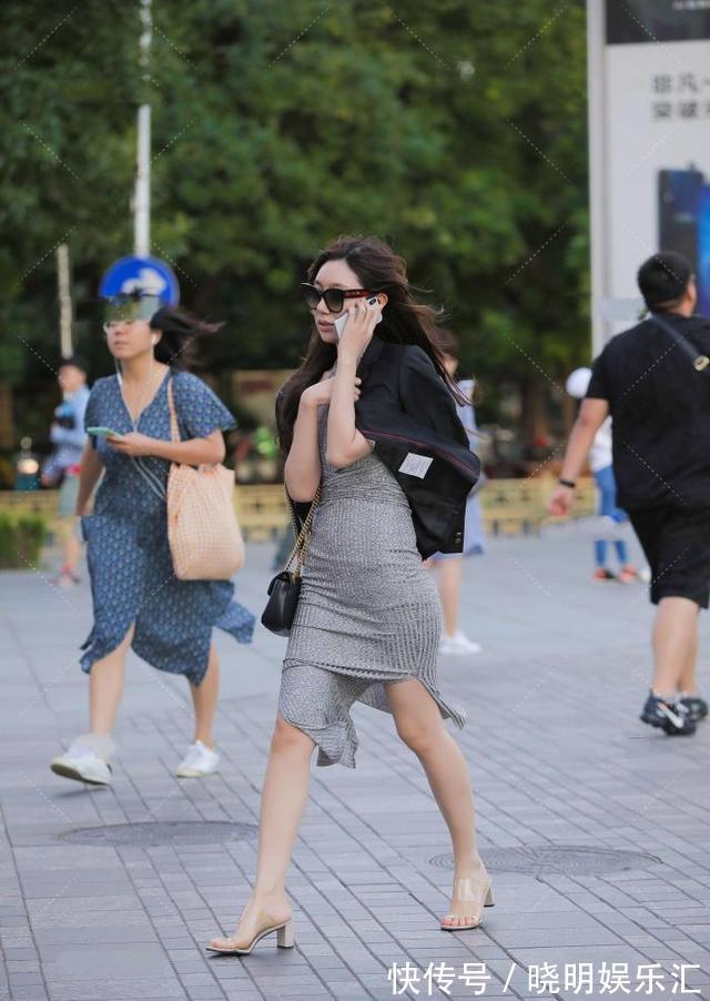 西装 “鱼尾裙搭配小众西装”,美女又飒又靓,韵味十足,回头率超高