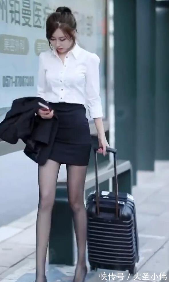街拍|美女街拍:小姐姐的穿搭很有趣,不仅时尚感强,非常精致的脸庞特别的讨喜!