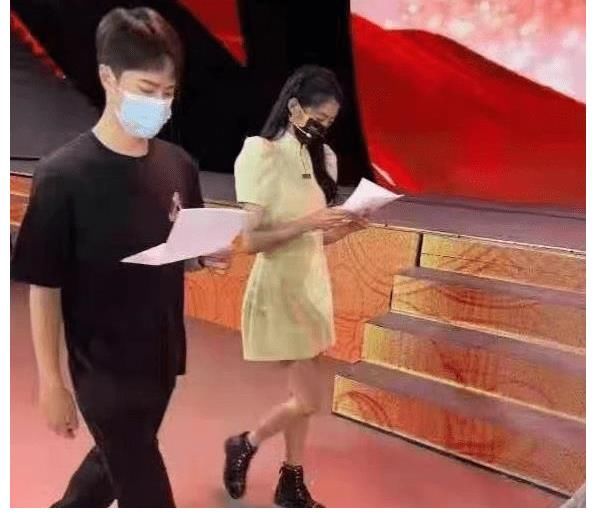 王一博|王一博事业面临危机?新剧被欧豪代替,节目被换人,主持秒变嘉宾