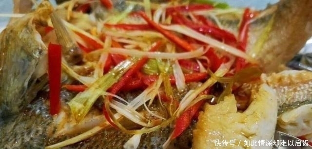蒸鲈鱼时,记住“2不放,加3样”鱼肉鲜嫩洁白,还没有腥味