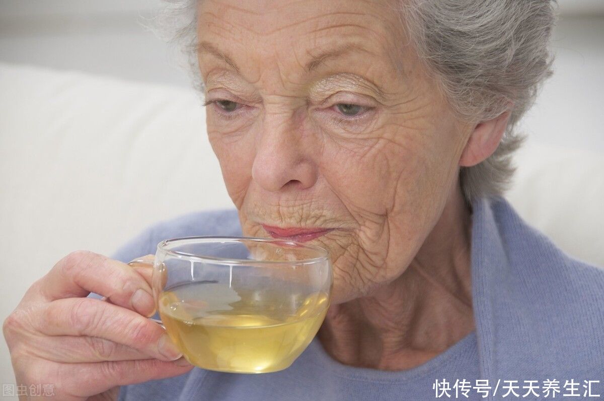 喝饮料、茶、白开水，对老年人来说哪种更健康