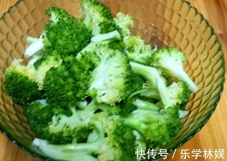 大肚子|女人不想大肚子,水桶腰,3种蔬菜不妨多吃,刮油清脂又养颜