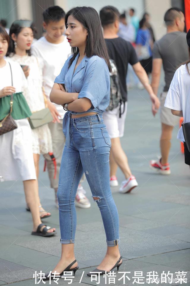 V领露脐蝴蝶结短袖搭高腰紧身牛仔裤,性感时尚,显瘦显高