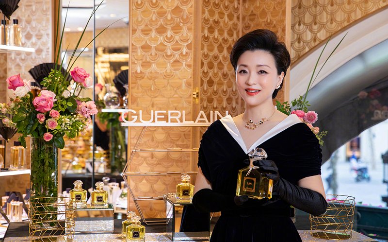 杨澜真是太有贵妇范了！穿黑裙搭丝绒手套优雅大气，气质十分出众