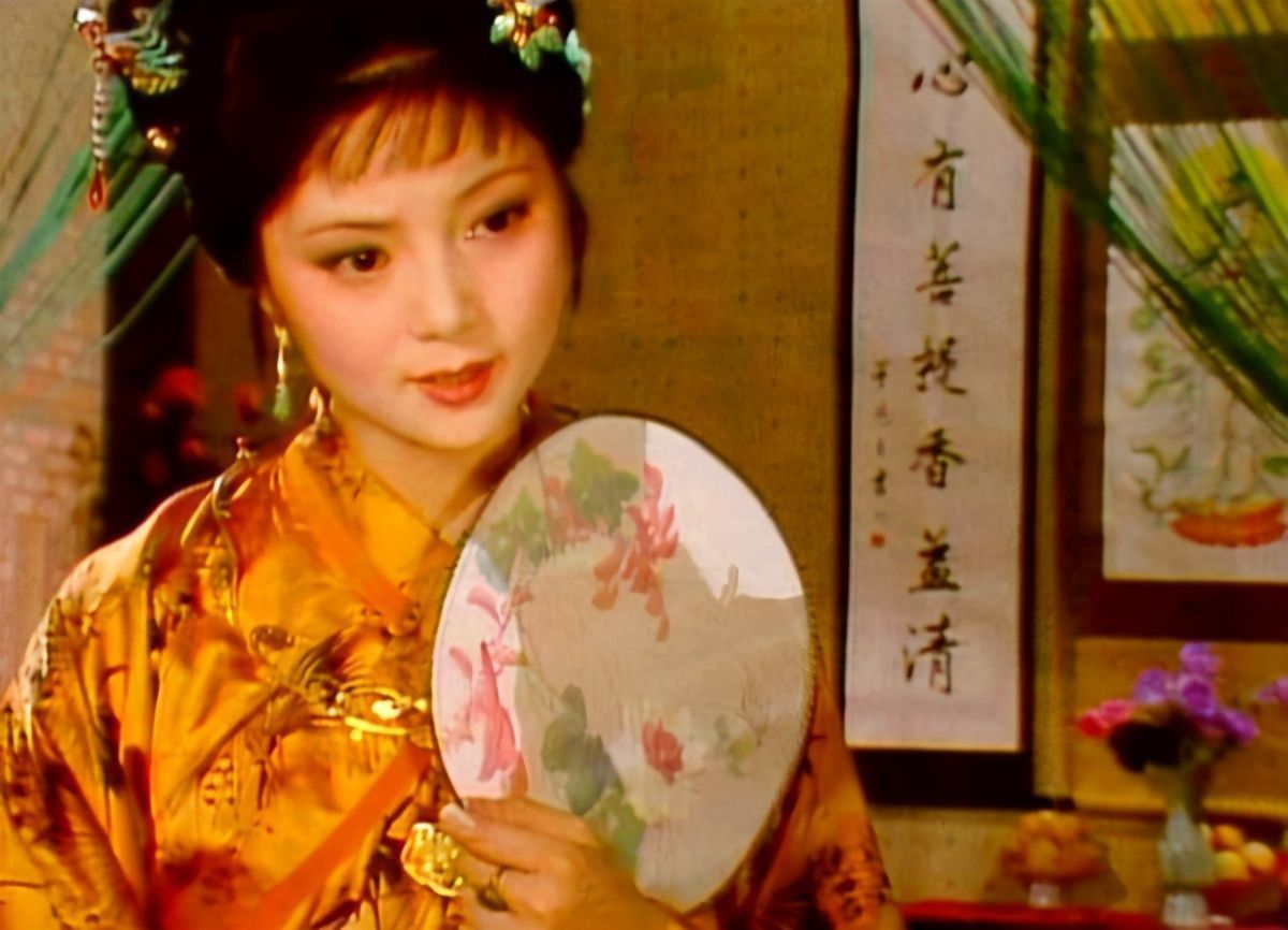 反应|薛宝钗史湘云都有雪白的“酥臂”,贾宝玉看到后为何反应不一样?