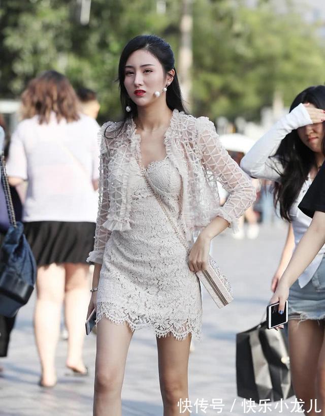 连衣裙 清新的白色连衣裙,衬托出女性优美的曲线,超时尚搭配展现