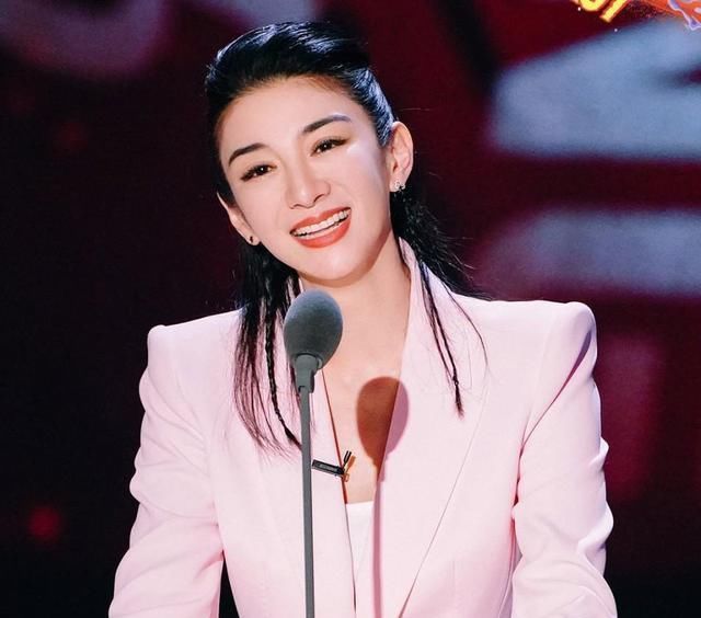 原来《吐槽大会》有提词器，嘉宾吐槽只是表演，台下观众视而不见