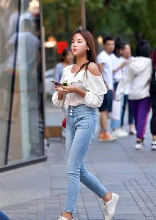 运动|牛仔裤与瑜伽裤搭配各有千秋,轻松穿出魅力女人的时尚格调