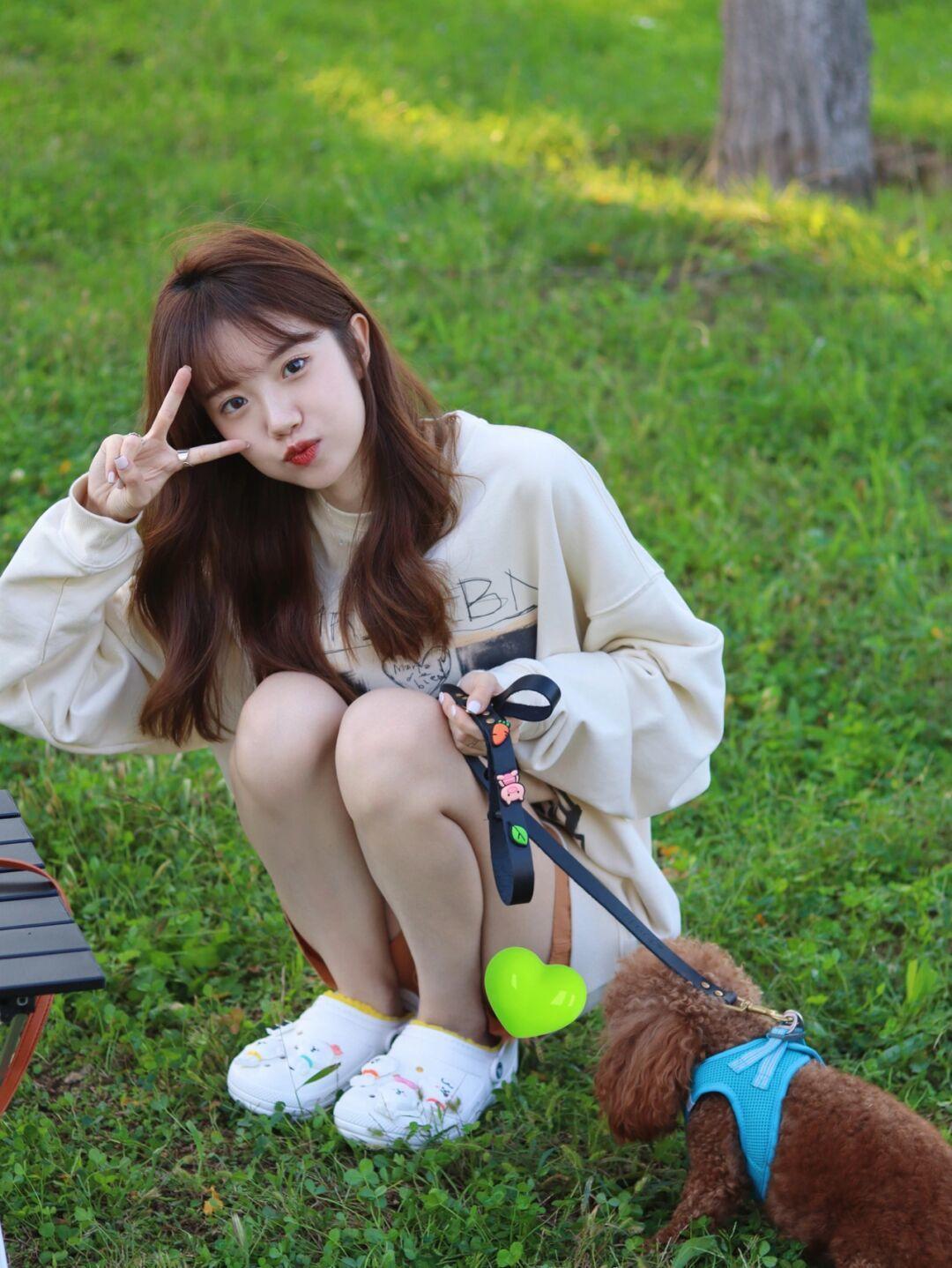 美眉|谁说穿卫衣普通?get这些时髦精必备小技巧,秋季出街告别路人感