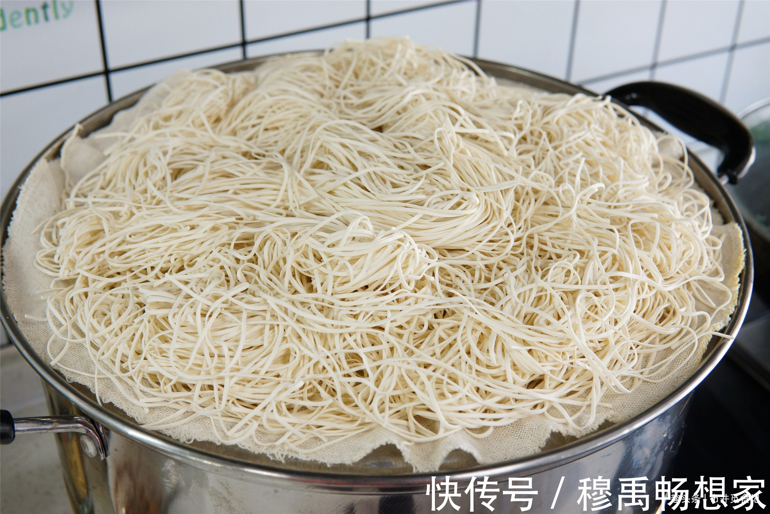 卤面|原来蒸卤面这么简单,学会这做法,卤面松软好吃,中午饭不发愁了