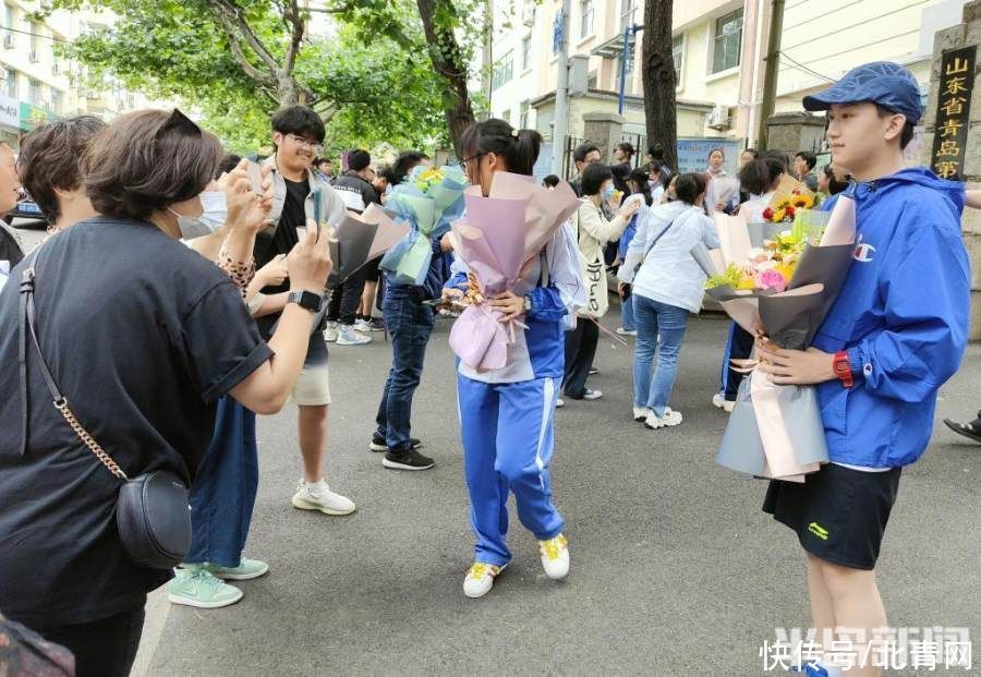 明日绽辉煌|喜迎明日绽辉煌！青岛各校学生欢庆中考胜利