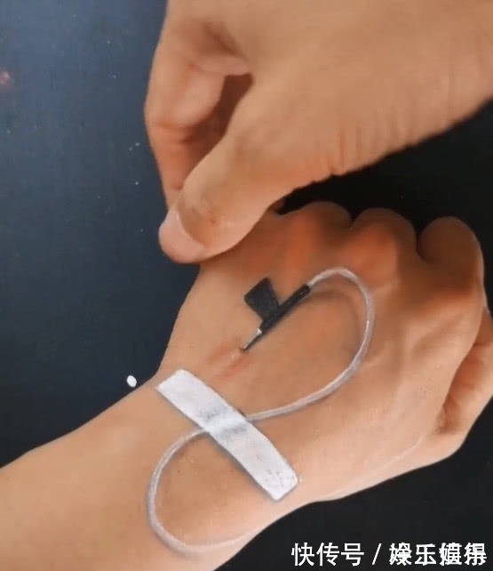 美术生@为了请假实在是太拼了!美术生在手背上造假,看到成品老师笑了