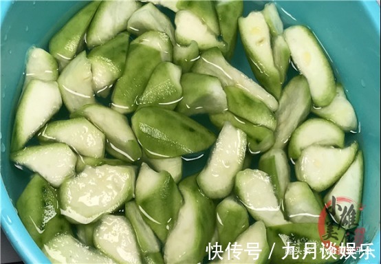 炒丝瓜时，马上下锅就错了，难怪丝瓜发黑没食欲，早懂早受益！