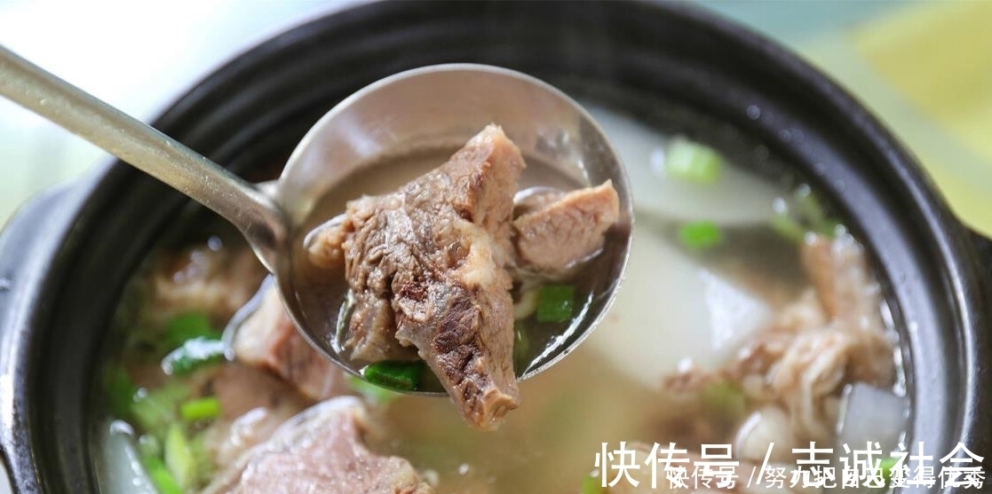 吃起来|炖牛肉时,多加2样调料,肉炖出的味道,吃起来软烂又很香