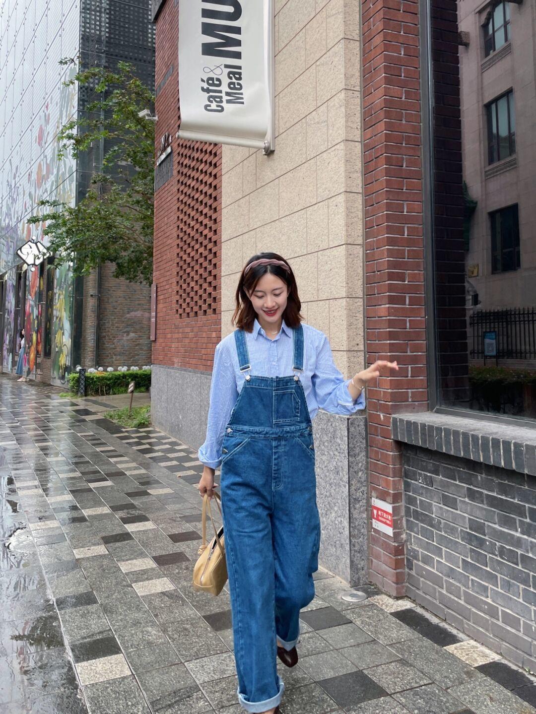 小个子|秋天就应该穿得洋气,绿色衬衫+牛仔背带裤优雅大方,超好看