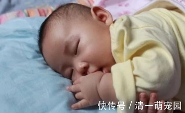 四仰八叉|宝宝的“睡姿”暗示不同性格,若你家娃是第3种,家长就偷着乐吧