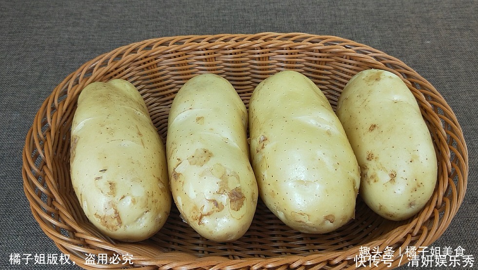 香辣|土豆我家从来不炒,教你秘制新做法,一次做4个,香辣筋道超好吃