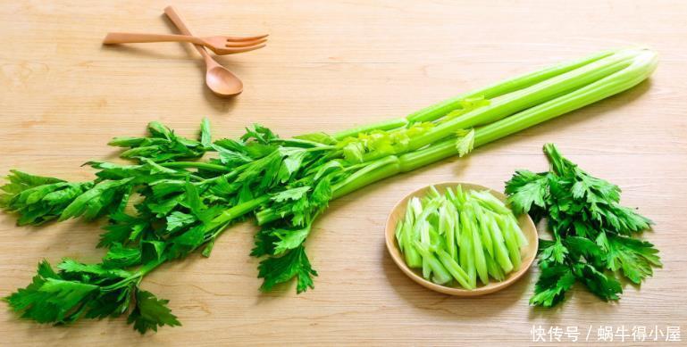 花草缺肥,不用特意找肥料了,拿这“废水”浇花,一举两得