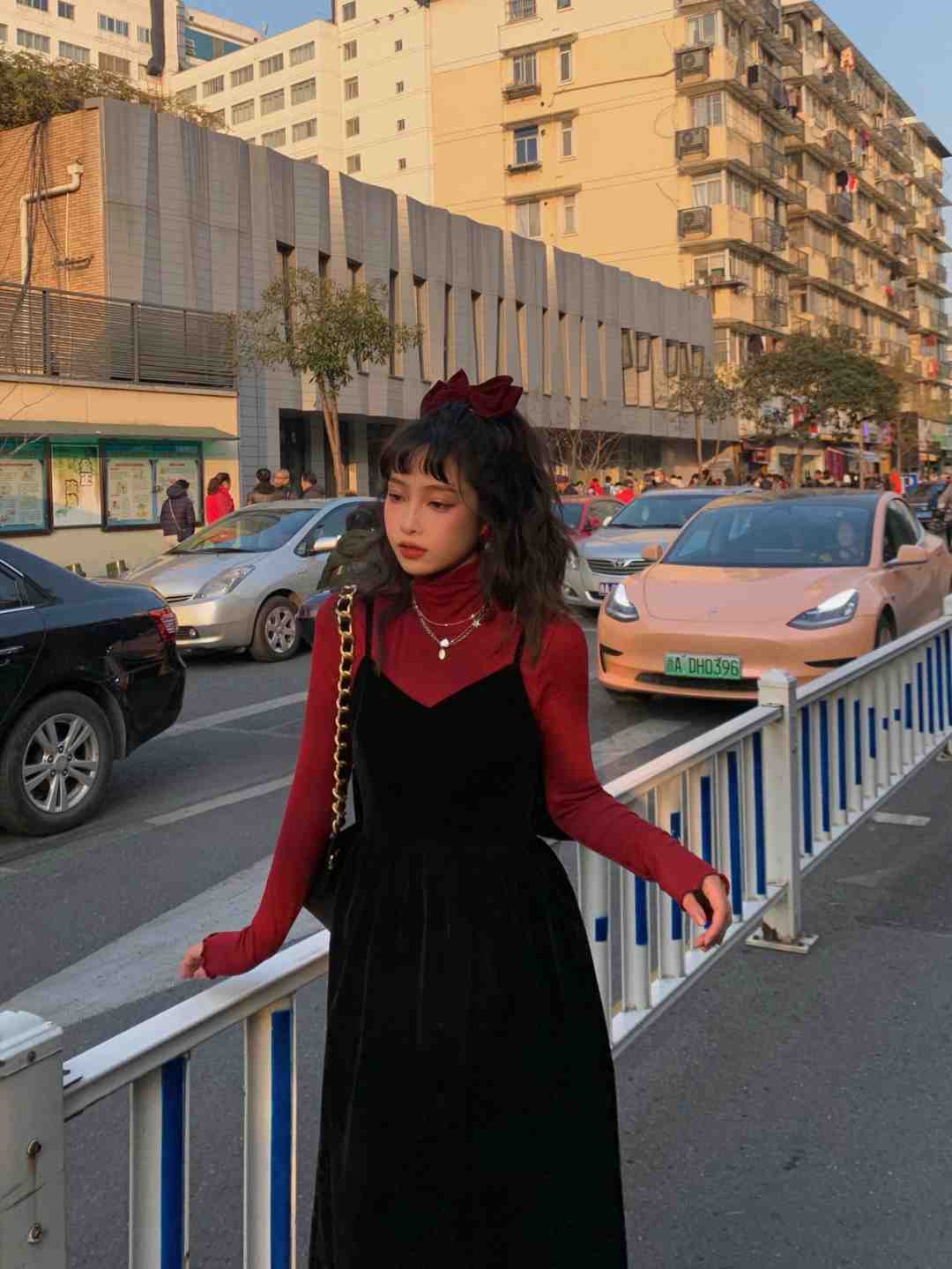 单品|黑红色怎样搭才不落入俗套?试试“内红外黑”,就知道有多牛了