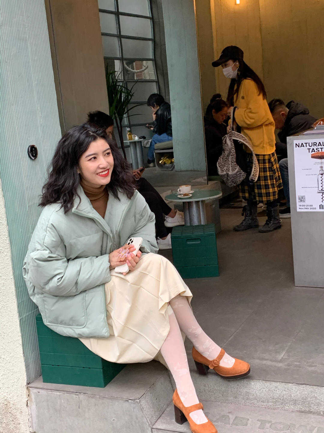 米黄色|别再说冬季单品穿不出减龄效果了!码住这四套造型,唯美又有气质