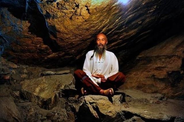 “终南山第1隐士”隐居30多年,天天水煮白菜,现亲人已认不出