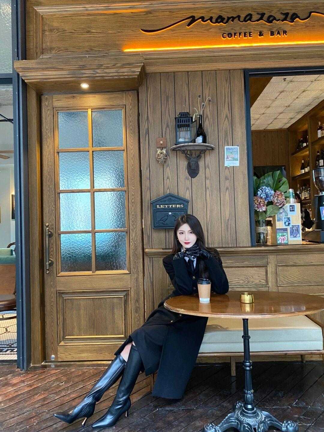 风格 天冷了,穿一件黑色大衣百搭不挑人,还能提升气质又温暖显瘦