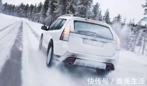 冬天的早晨汽车玻璃结了一层冰，应该怎么样快速去除？