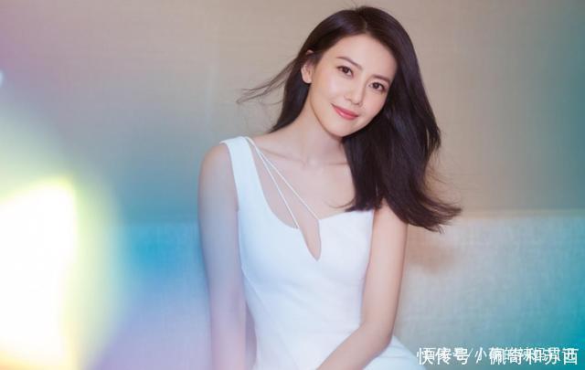 圆脸的女生尽量避开中分，显脸大还俗气，这4款发型更适合你