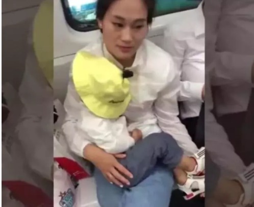 坐地铁|妈妈抱熟睡女儿坐地铁，高素质举动令人点赞：这才是赢在起跑线