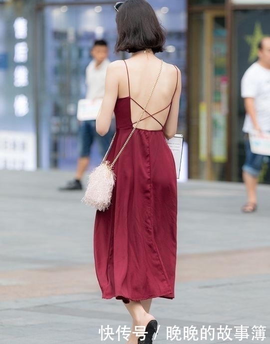 街拍:美女们穿露背装上阵,背影神秘感十足,一眼难忘!