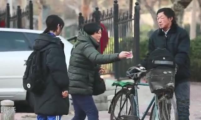 嫌弃|女儿嫌弃爸爸骑自行车来接她，路人看了教育孩子的话，让父亲泪目