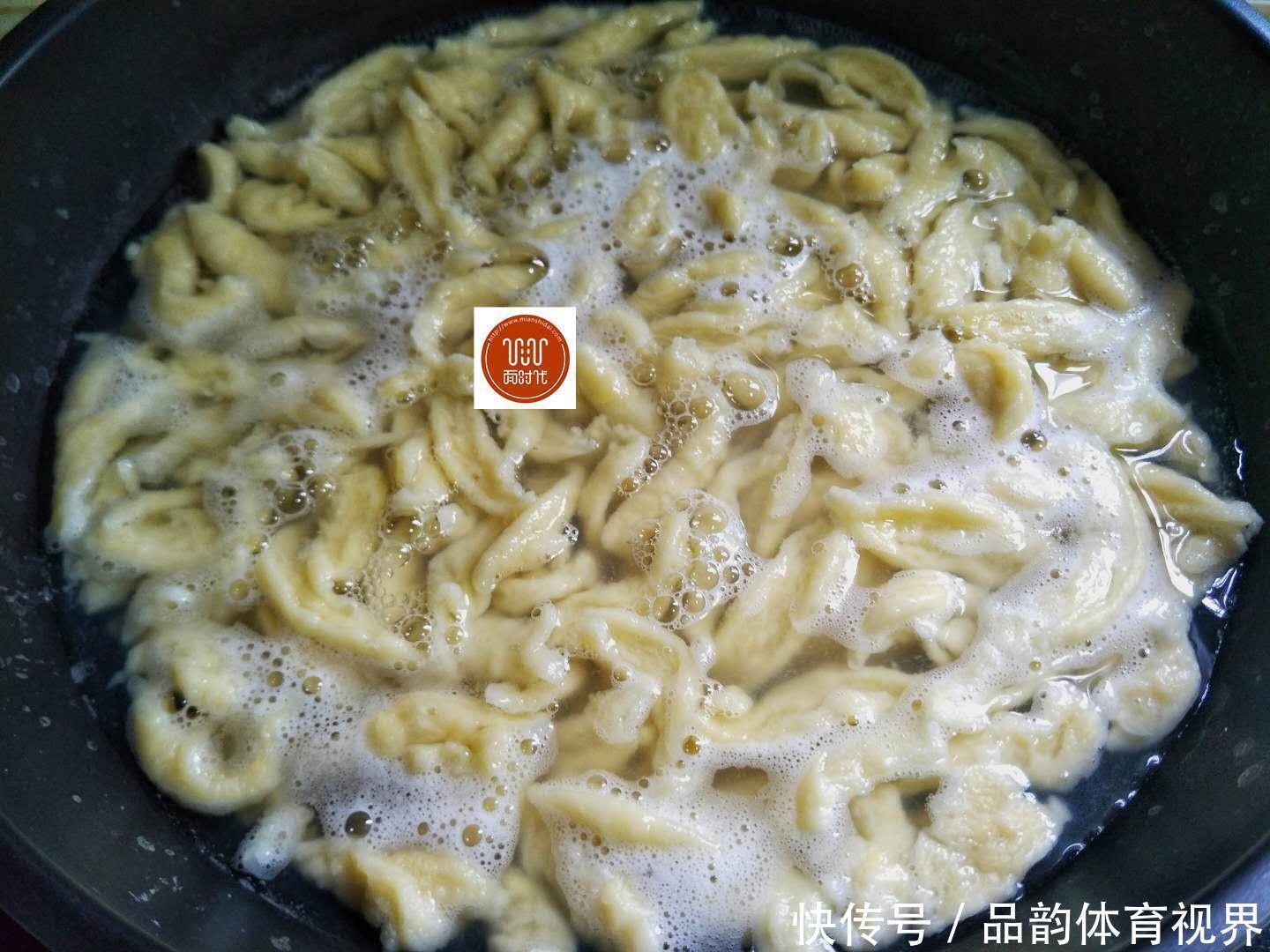懒人饭|农村的懒人饭，不用揉面就能吃，一锅面根本不够吃，味道棒棒的！