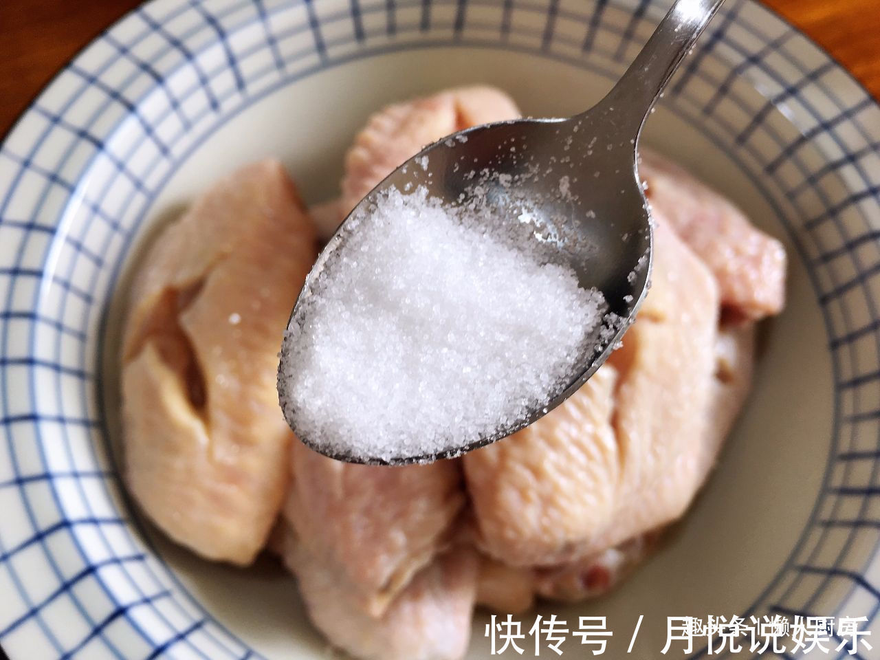 炸鸡翅我有小诀窍,这样炸出来的鸡翅又酥又香,色泽金黄