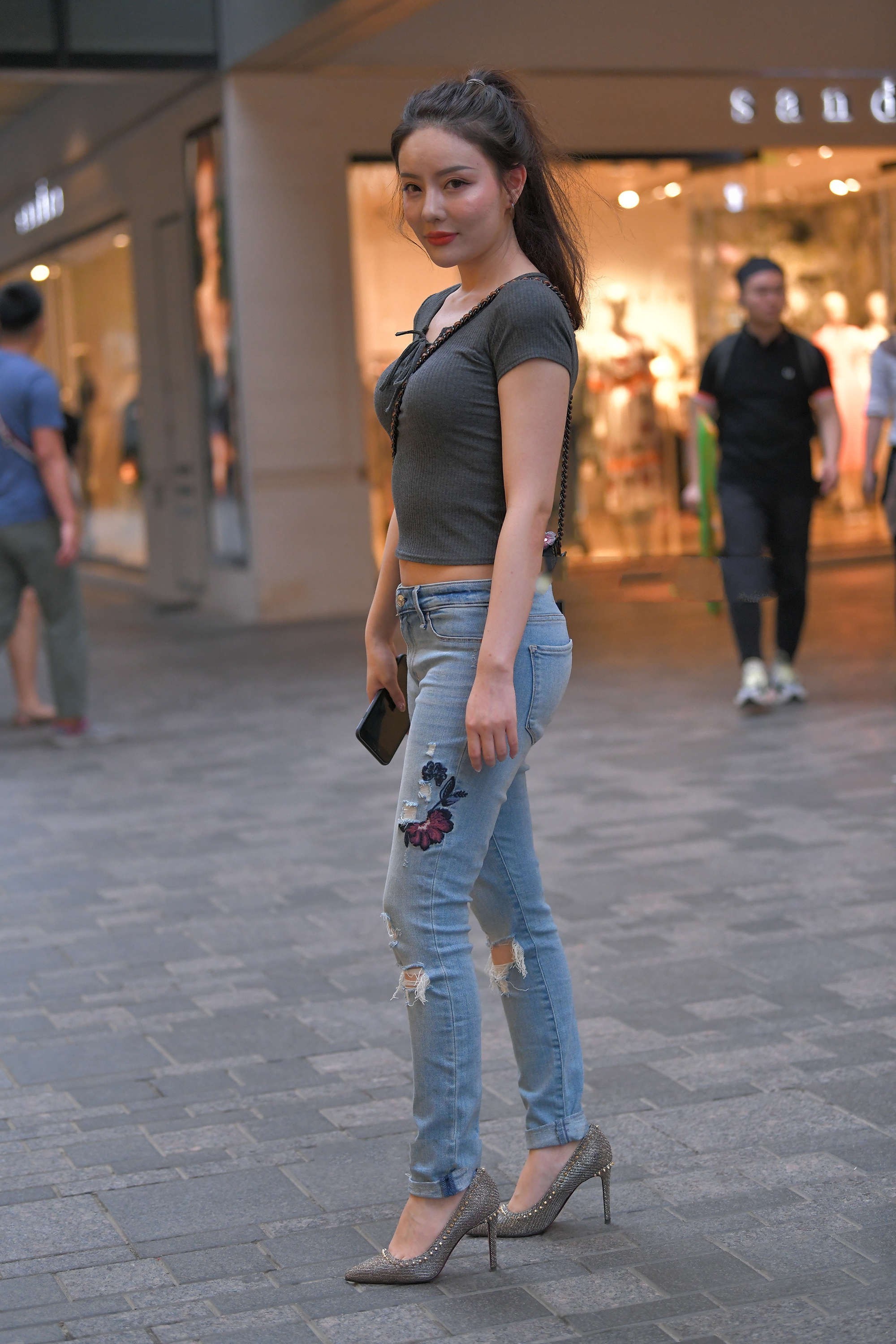 深灰莫代尔短袖搭配刺绣款破洞牛仔裤,款式精致,更显复古气息