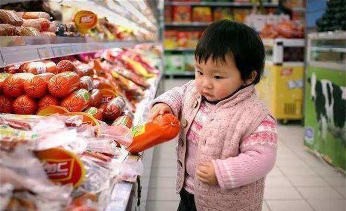 苗苗妈|6岁女孩逛超市，衣服很鼓怀疑偷窃，店员解开衣服后，忍不住落泪