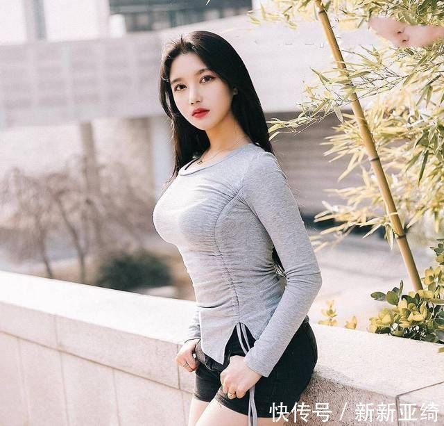 蕾丝|街拍身材微胖的女生,紧身T恤搭配紧身短裤,尽显优美曲线