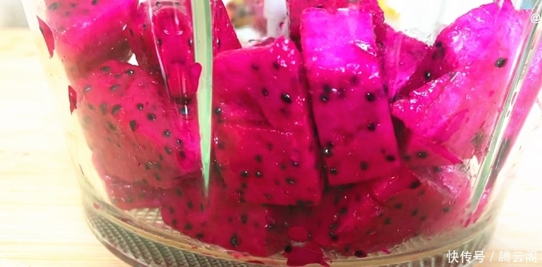 把火龙果倒入滚烫的开水中,瞬间变美食,孩子们就爱这样吃,真香
