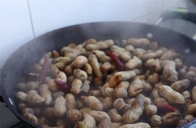这才是花生最好吃的做法，味道鲜美，一次做5斤不够吃，太香了