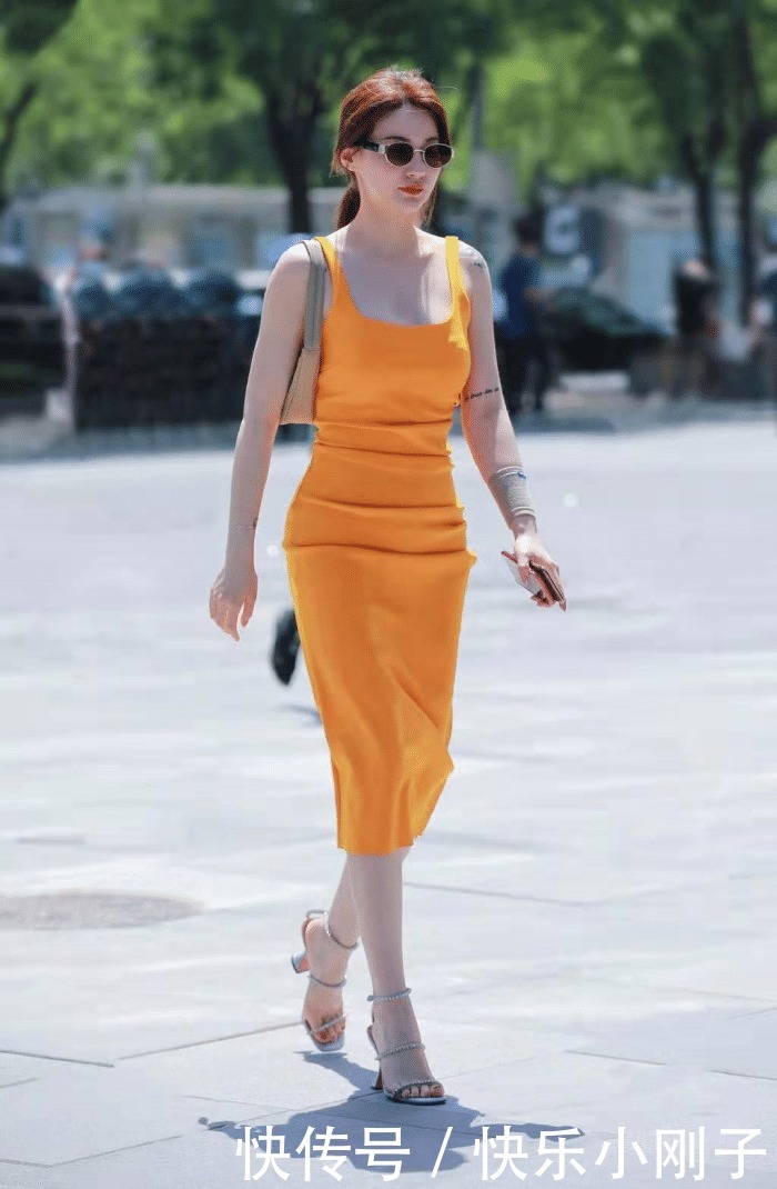 展现|橙色的吊带连衣裙,展现芬芳的肩膀和锁骨,优雅又不失高冷的美感