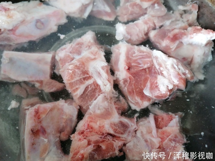 味道|炖排骨别总放土豆,它才是“绝配”,味道鲜美又补水,秋季别错过
