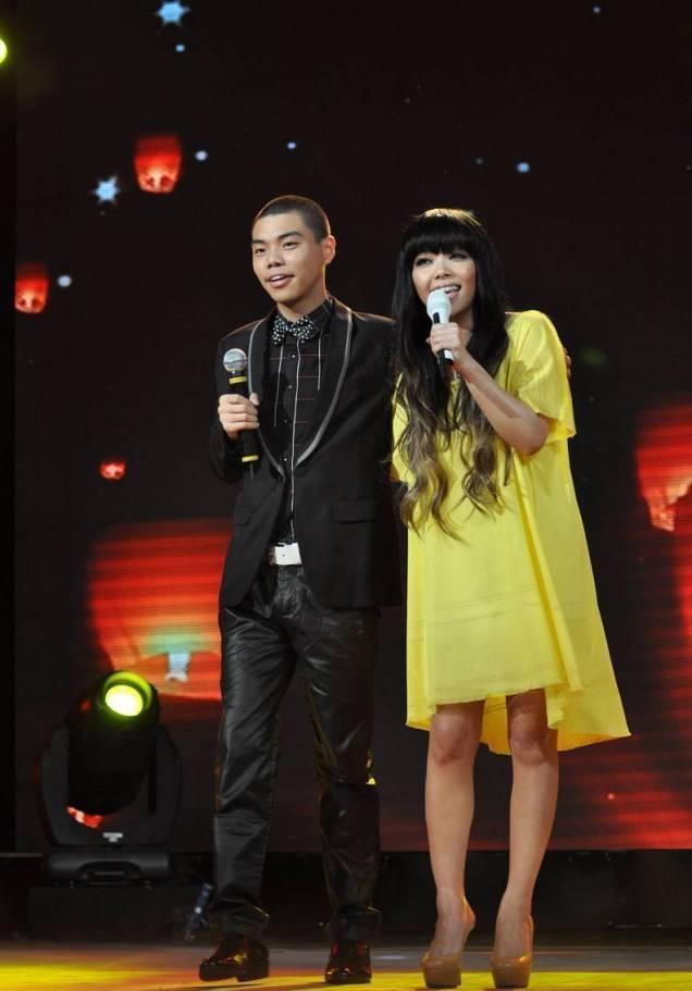 张惠妹真敢穿,大波浪卷发搭配黄色连衣裙凉席,穿出满满高级感