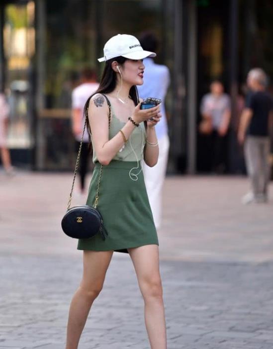 短裤|长发披肩的小姐姐,身穿背心配短裤,凸显青春靓丽气息