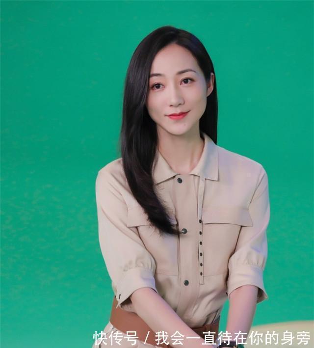 长直|奔五的女人这样穿,搭配这种发型,时髦又减龄