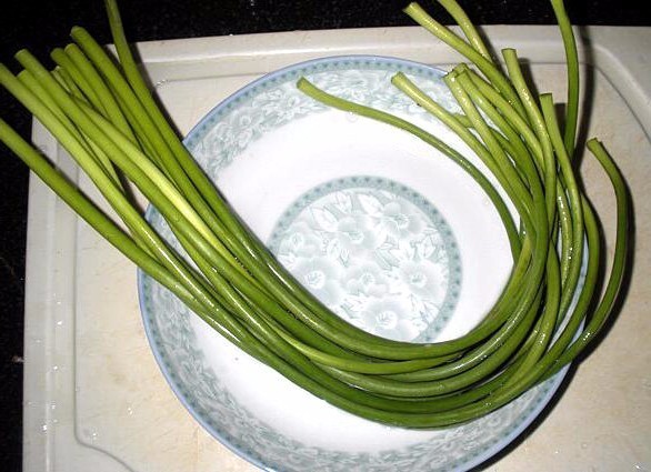 炒蒜苔别直接下锅炒，多加这“1步”，蒜苔爽脆入味不生硬