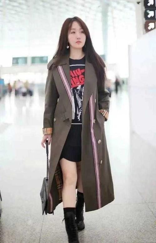 冻龄女神 小姐姐不愧是冻龄女神，身穿风衣搭配内搭卫衣，减龄时髦