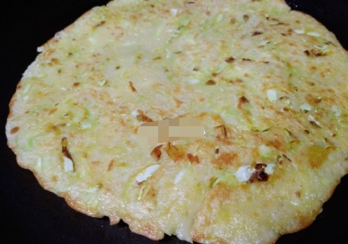 这菜别再炒着吃，用它来煎饼，可比韭菜好吃多了，吃过就忘不了