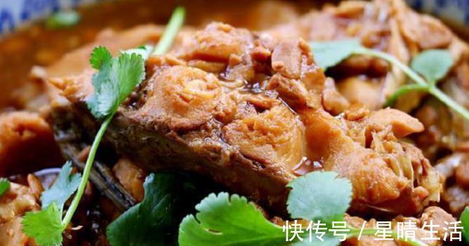 涂抹|给鱼去腥,不要用料酒,教您一个好方法,炖鱼无腥味,鲜香十足