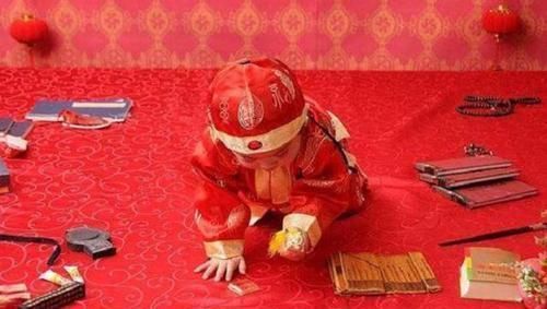 抓周|一岁宝宝抓周,爷爷无意放下一个“东西”,全家人的笑容逐渐消失