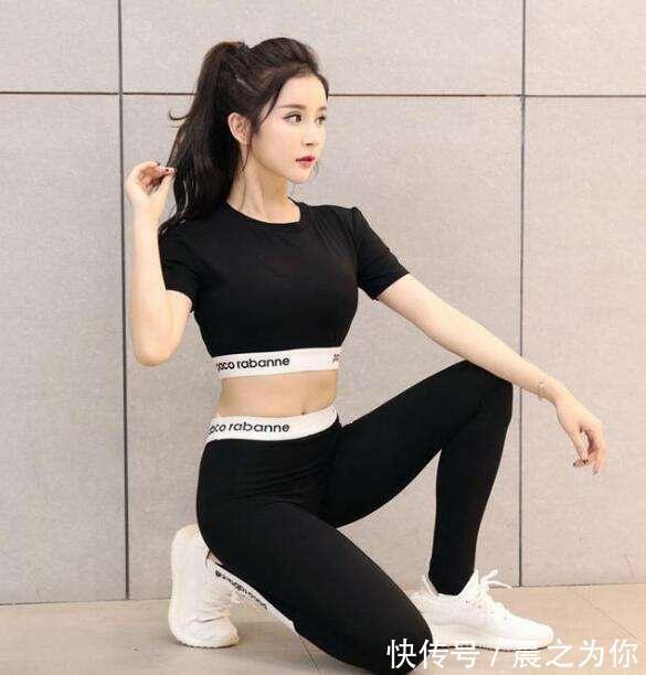 紧身 打底裤有时尚女神的感觉,改善整体曲线,给人一种很随性的感觉