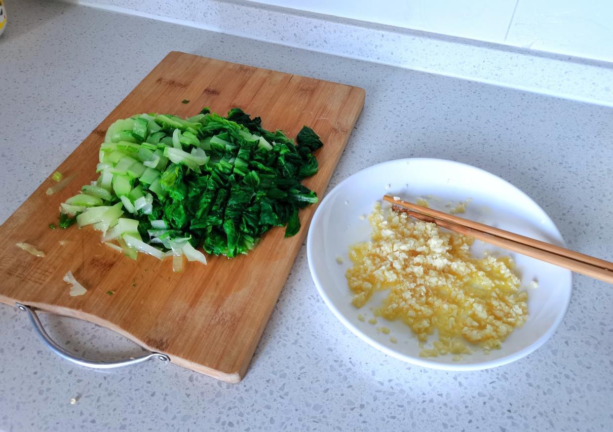 小时候|两人的晚餐很简单，却吃着很香，真的是物以稀为贵
